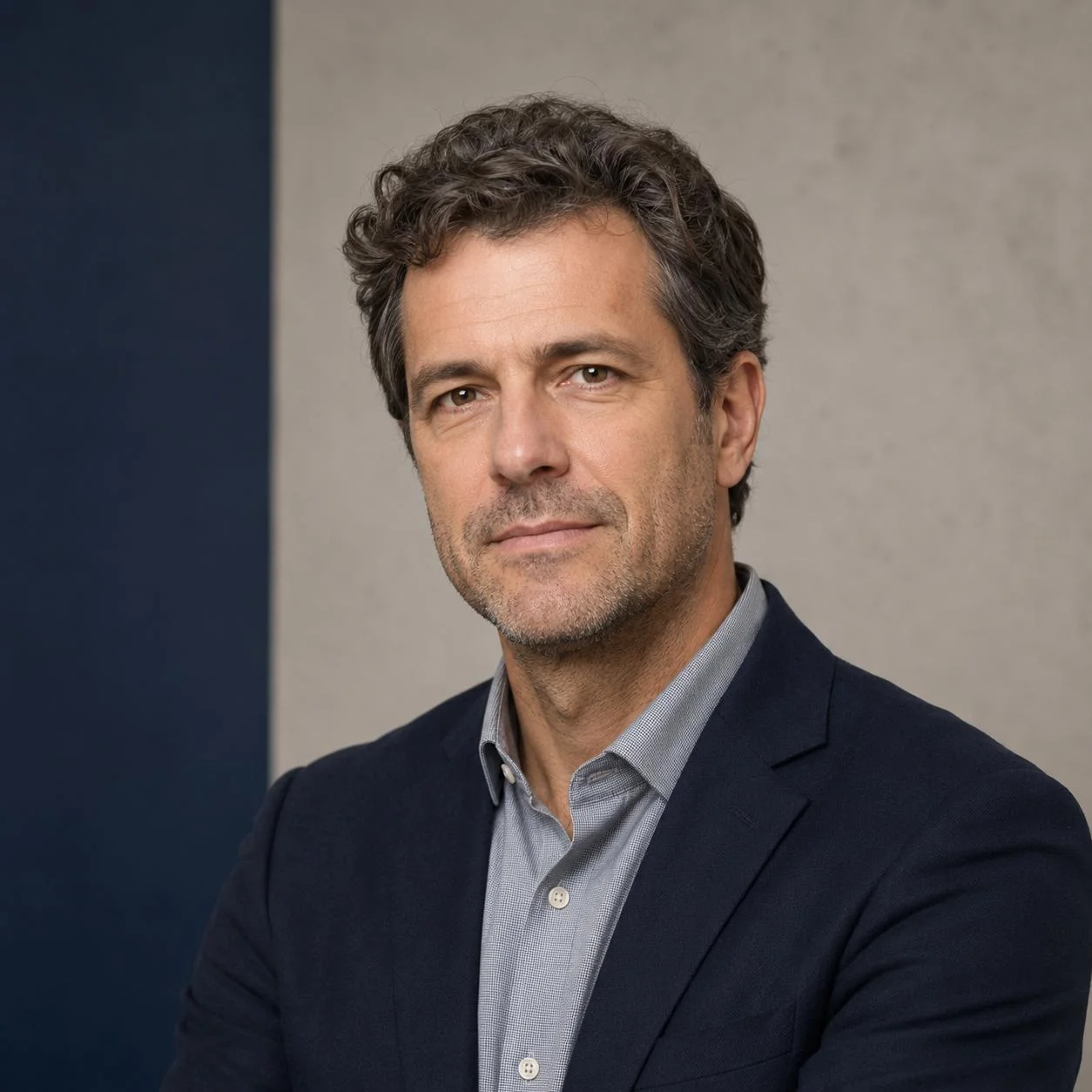 Portrait éditorial d'un journaliste spécialisé finance et consommation.
